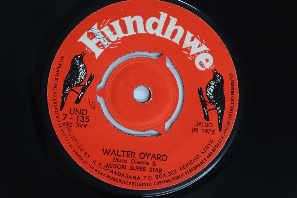 7inch Record MUSA OLWETE & MIGORI SUPER STARS - Walter Oyaro / Lando Nyamwalo UND7135 Hundhwe 1975 Kenya World Music Used