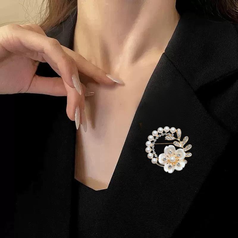 Korean Style Five-Petal Plum Blossom Brooch with Pearl and Rhinestones - Versatile Zinc Alloy Pin for Clothing Accessories