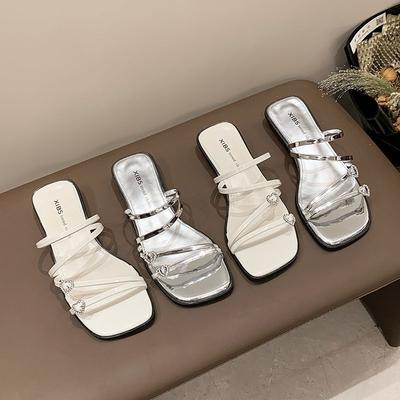 Mode vielseitige High-End Oberbekleidung Sommer leichte Sandalen Damen 2025 Französisch neue Hausschuhe flachsohlige koreanische Version mit Rock