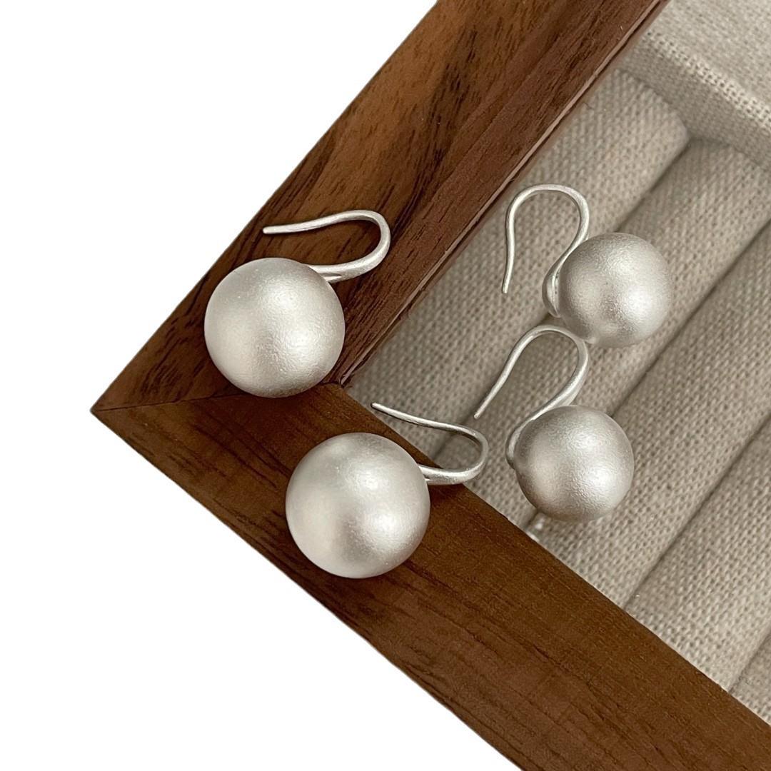 

Простые высококачественные матовые шарообразные серьги-крючки в холодном стиле