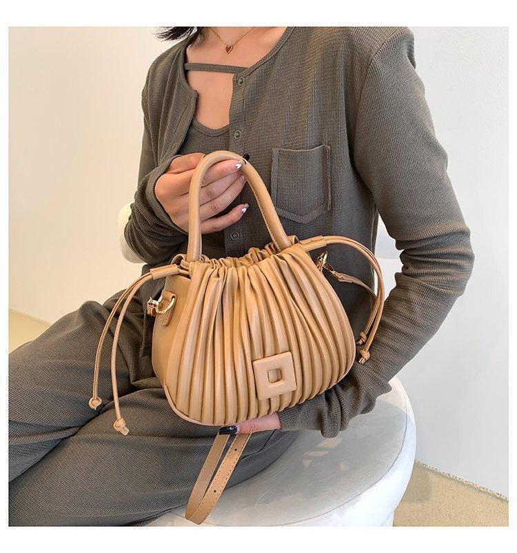 Niche portable new textured small bag, shell bag, wrinkled women's bag, textured design, shoulder bag, versatile messenger bag.