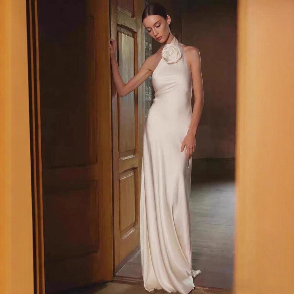 Elegantní večerní šaty s halterneckem a vysokým pasem pro jaro/léto