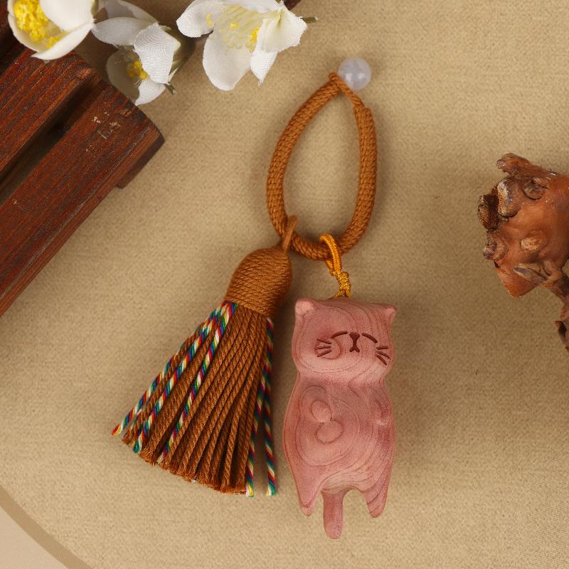 Handcrafted Cypress Cute Blessing Catching Cat Pendant Animal Art For Bags Car Keys Charm Accessories Decoration