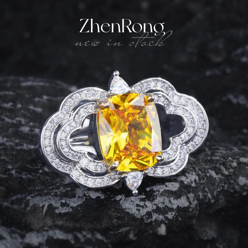 Pierścionek z symulowanym szmaragdem i zielonym diamentem w szlifie princess w dwukolorowym złotym ustawieniu