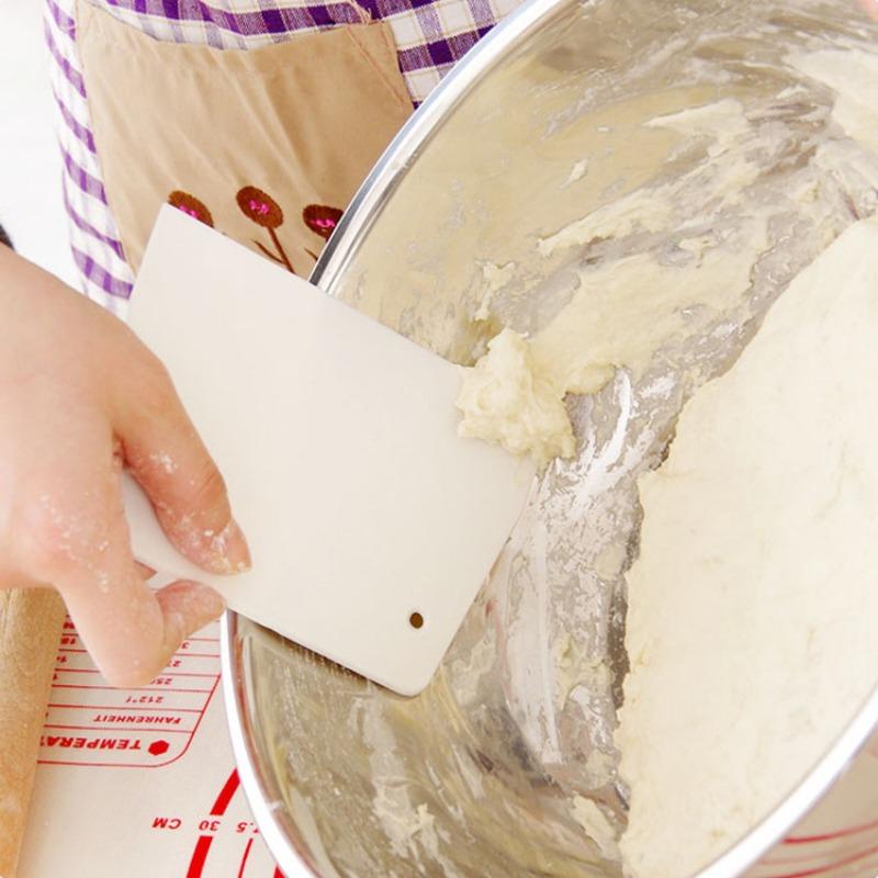 Backwerkzeuge: Kunststoffschaber Teigschneider Trapezförmiger Reisnudelschaber Haushaltsschneidemesser Dampfbrötchen Cremeschaber