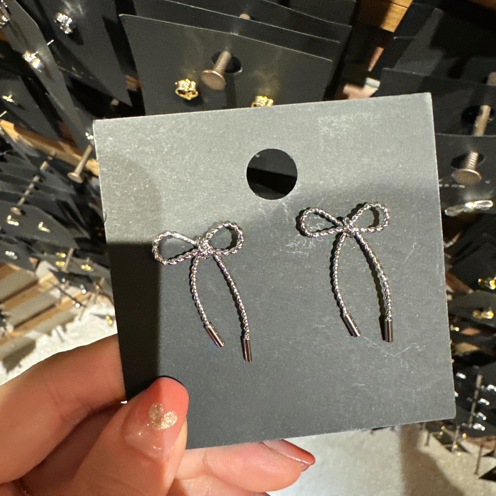 

Серьги-пусеты с бантом, нишевые серьги с холодным темпераментом, модные простые серьги с чувством дизайна, женские