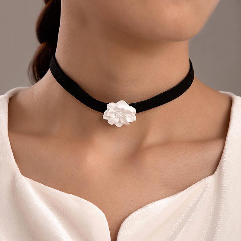 Collana di perle, collana in pizzo a farfalla bianca, catena per clavicola con fiore geometrico in tessuto