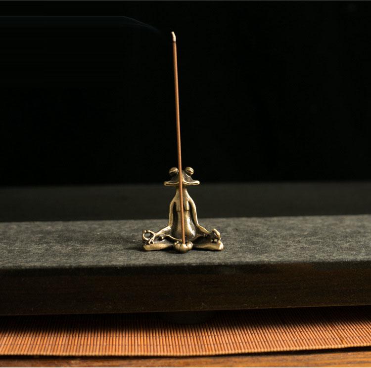 Lieblicher Legierungs-Meditationsfrosch Rückfluss-Räuchergefäß mit Metallplatte Aschenbecher Zen Sandelholz Räucherstäbchenhalter