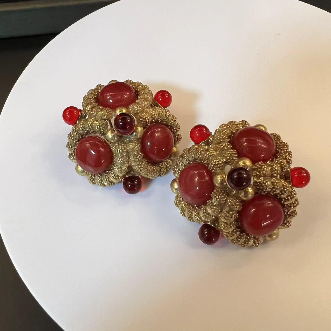 

Серьги-пусеты из натурального камня с кружевной инкрустацией в придворном стиле: Элегантный женский ювелирный аксессуар.