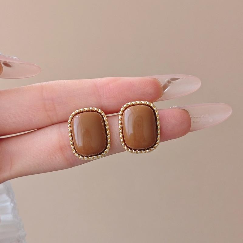 Nouvelles Boucles d'Oreilles Carrées Vintage pour Femmes Métal Couleur Or Irrégulières Inégales Personnalité Latérale Géométrie Marron Café