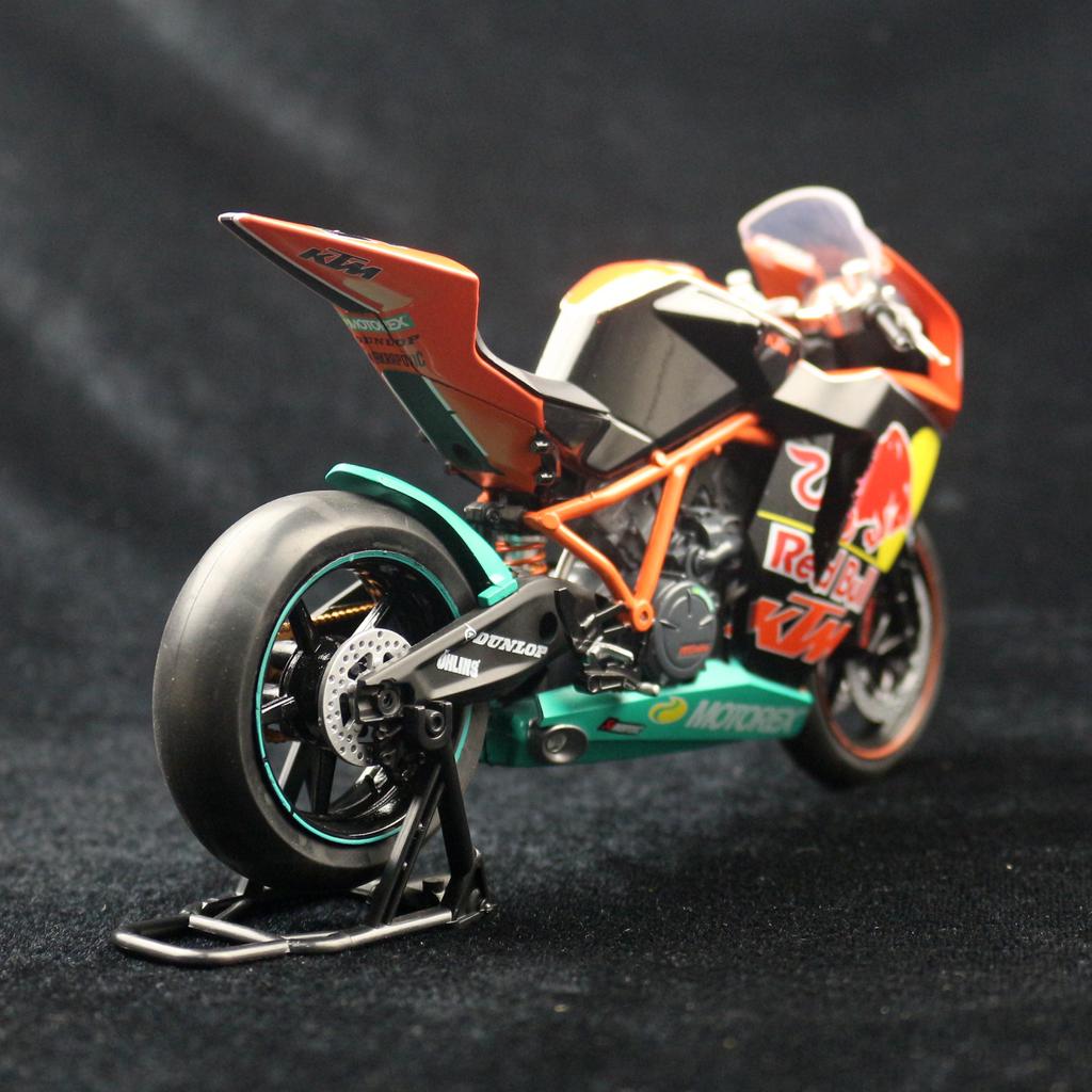 1/12  Scale AUTOMAXX RC8 1199 Racing Motorcycle Toy Model Diecast Metal Vehicle Miniature 1:12 Collection Gift for Kid Children Boy
