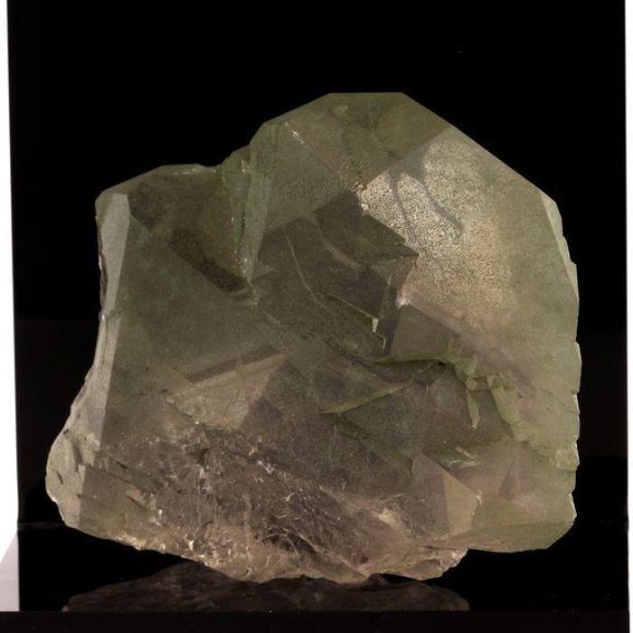 Pierres et Minéraux. Quartz peigne fumé. 1455.0 ct. Massif du Mont-Blanc, France.