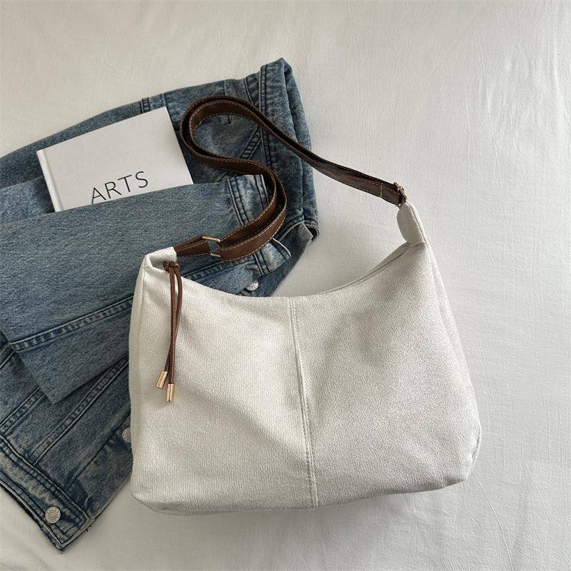 

Frosted high-value large-capacity retro shoulder messenger bag 2025 winter new versatile commuter tote bag