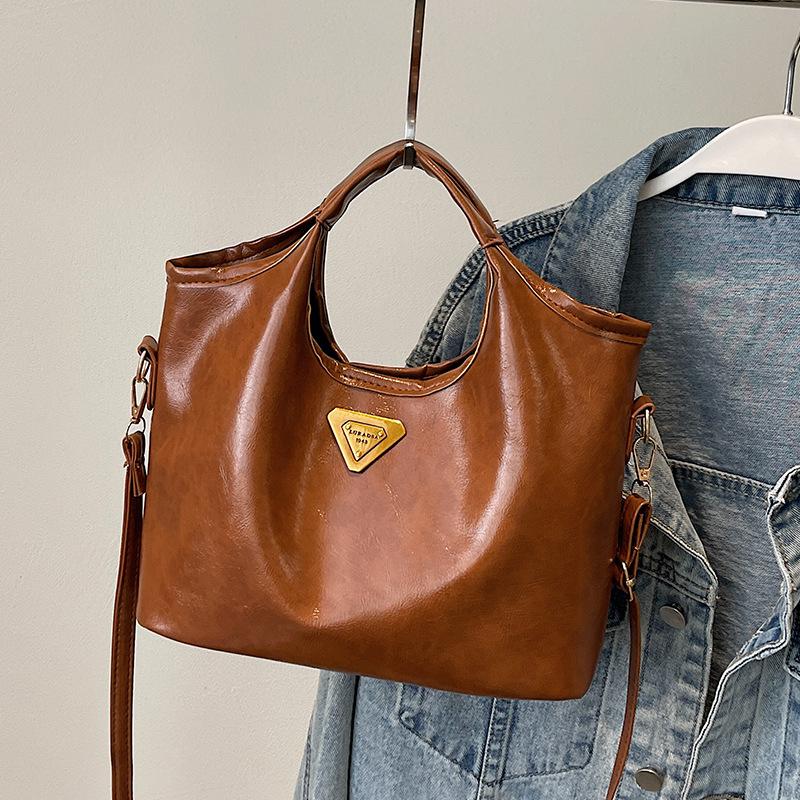 Retro Style Handbag for Women In Winter New High End and Versatile Niche Design One Shoulder Crossbody Bag