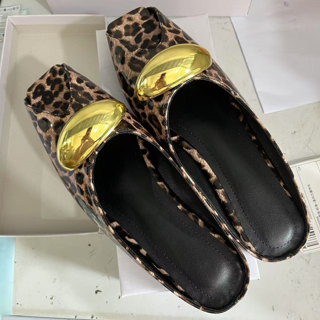 

Fashion 2025 new leather elegant temperament metal buckle fish mouth slippers fashionable flat shoes cool slippers summer trend 40