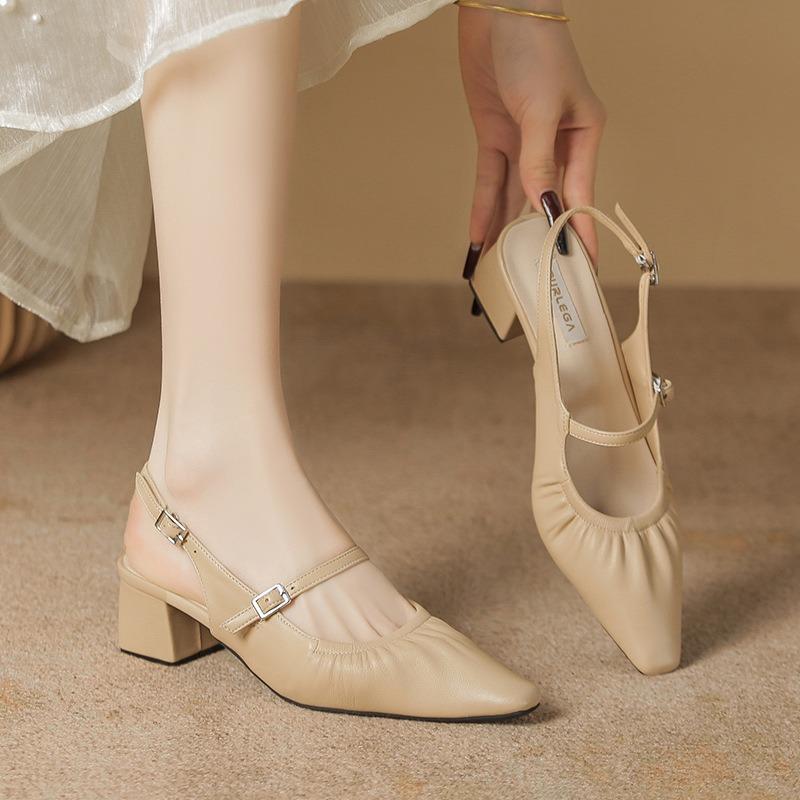 

Баотоу сандалии с открытой пяткой женские летние новые ремешок сзади мягкая подошва квадратный носок толстый каблук плиссированные туфли 39 телесный