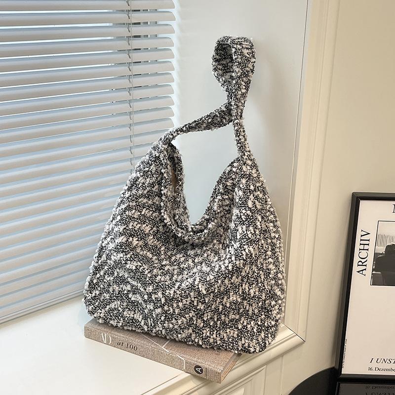 

Large capacity plush women s bag new fashionable sweet shoulder messenger bag large capacity tote bag