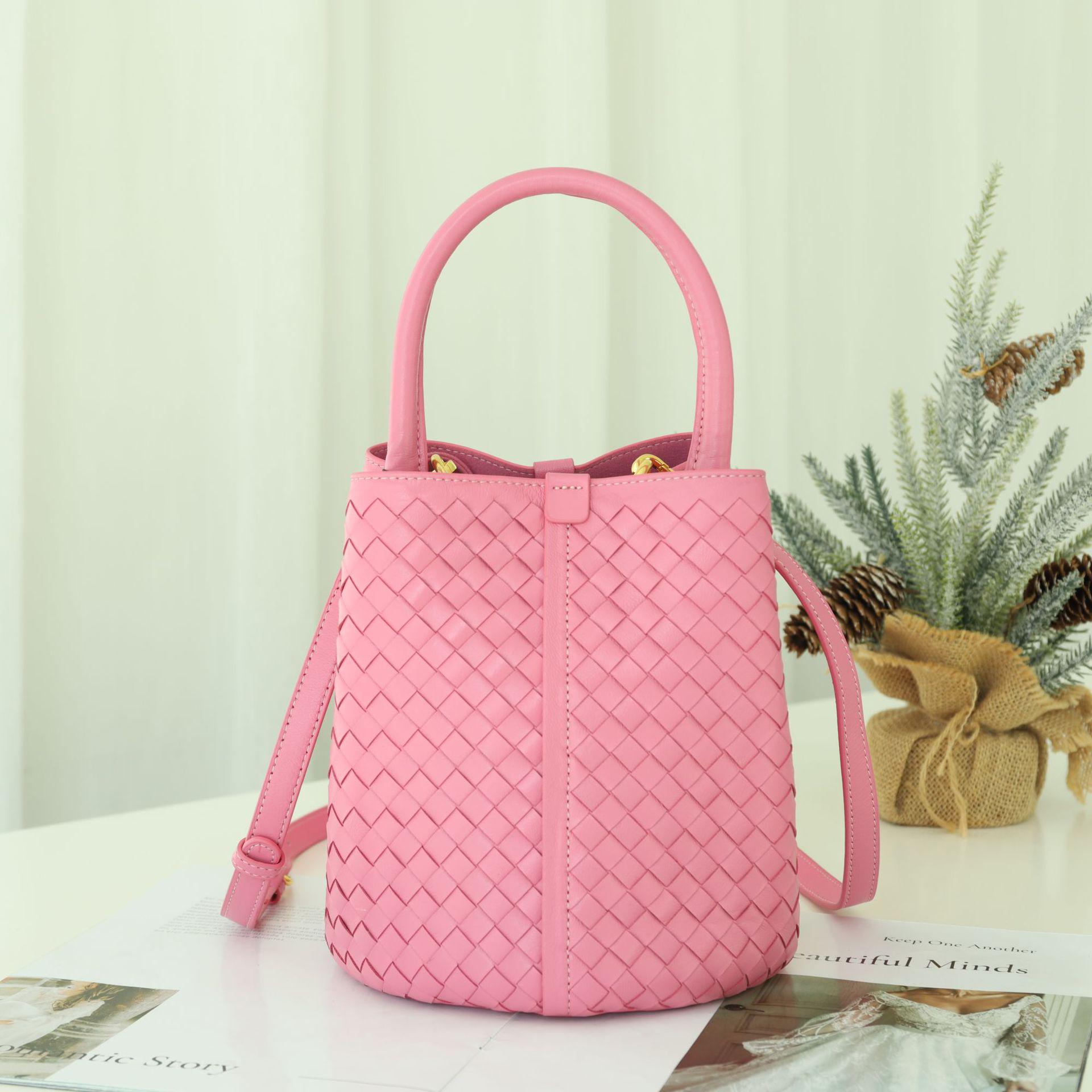 

Женская сумка-ведро ручной работы из натуральной кожи - новый стиль высокой моды Length 19.5 Base width 19.5 Height 21cm