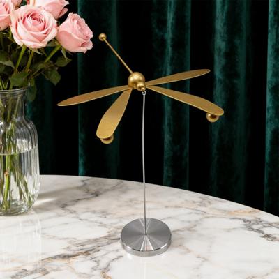 Metal Balance Libelle Ornament Legering Balancerende Libelle Dekoration med Rund Base Hjemmekontor Skrivebordsdekoration