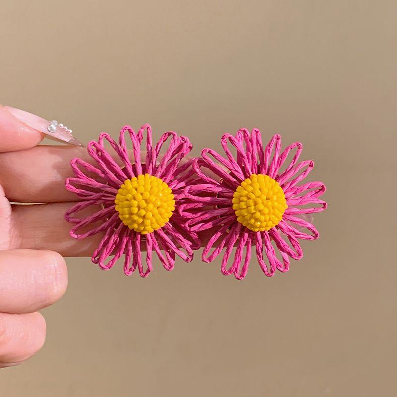 

Молочные Нежные Серьги-гвоздики с цветком маргаритки из рафии и соломы, Женские Преувеличенные Приморские Серьги, Показывающие Лицо, Маленькие Серьги-гвоздики, Фантазийные Rose red daisy flower earrings