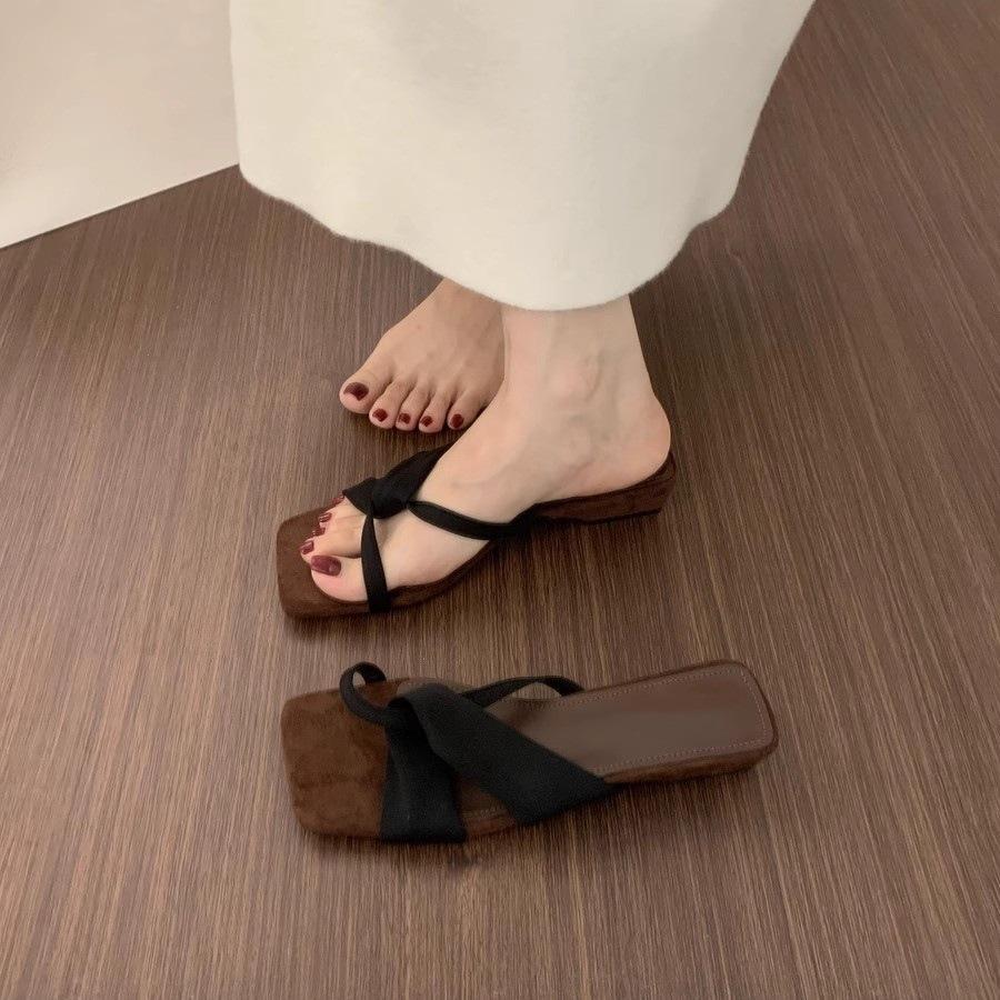 Retro Niche Crossed with Open-toed Slippers for Women's Summer Wear 2cm Small Thick Heels, Not Tired Feet, Beautiful Sandals