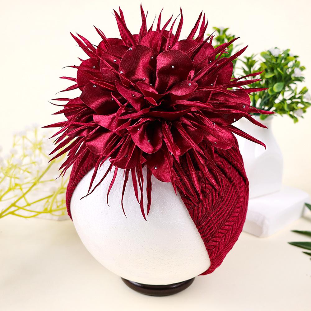 Cappello per la protezione della fontanella per bambini con fiore di camelia e strass