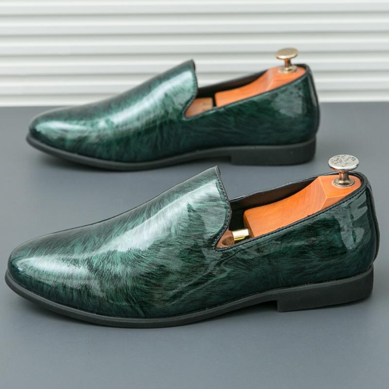 Fashion New Driving Loafers Men's Pointed Mirror Patent Leather Casual Shoes Wedding Dress Homecoming Footwear Zapatos Hombre