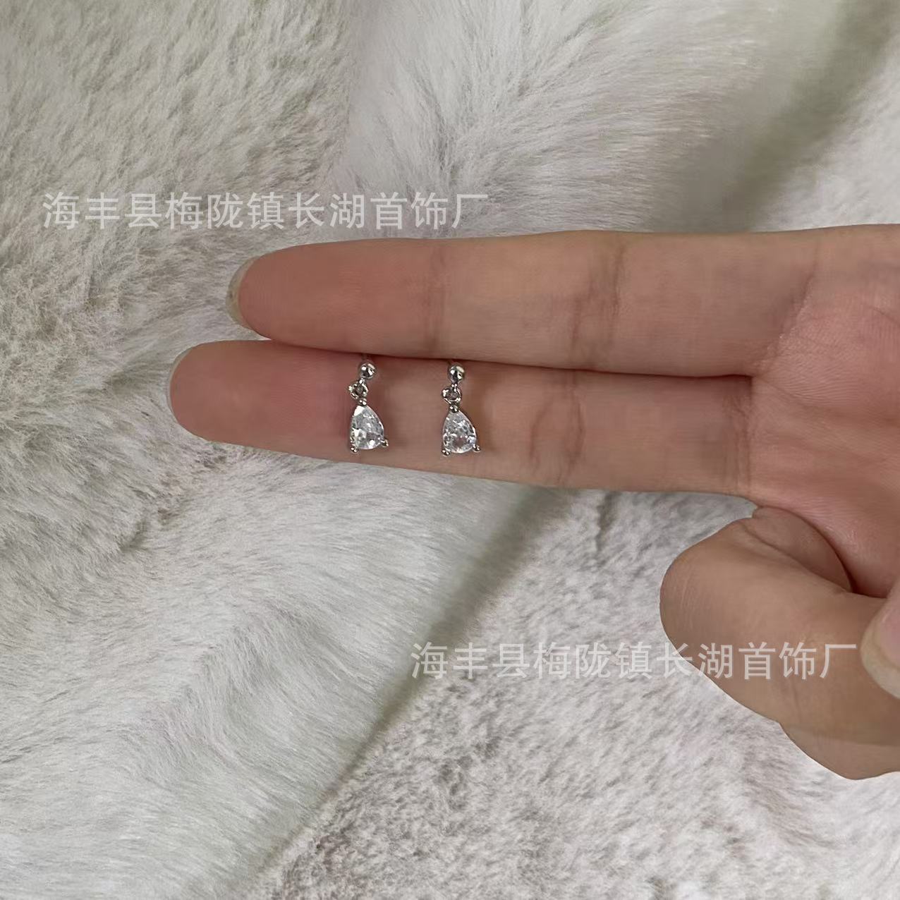

Cool temperament water drop zircon stud earrings new high-end exquisite versatile super flash high-value earrings