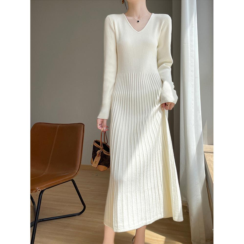 V-neck base knitted dress, new in autumn and winter, elegant temperament, high-end feeling, waist long a-word sweater skirt
