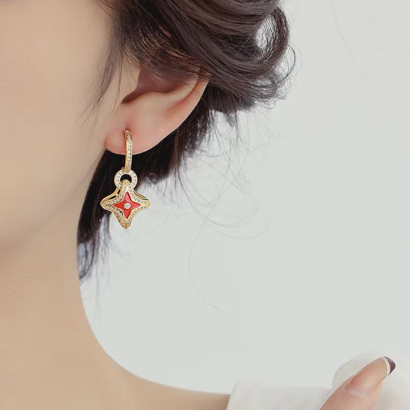 Elegantní geometrické náušnice s čtyřlístkem a zirkony: Vysoce kvalitní retro styl pro ženy