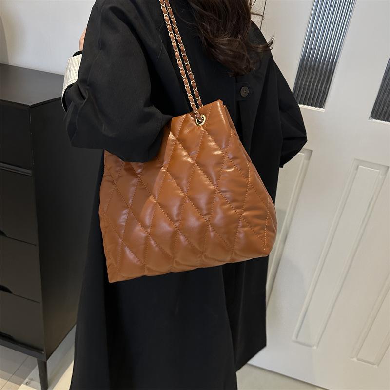 Textured large-capacity bucket bag, new 2024 fashion diamond tote chain shoulder messenger bag