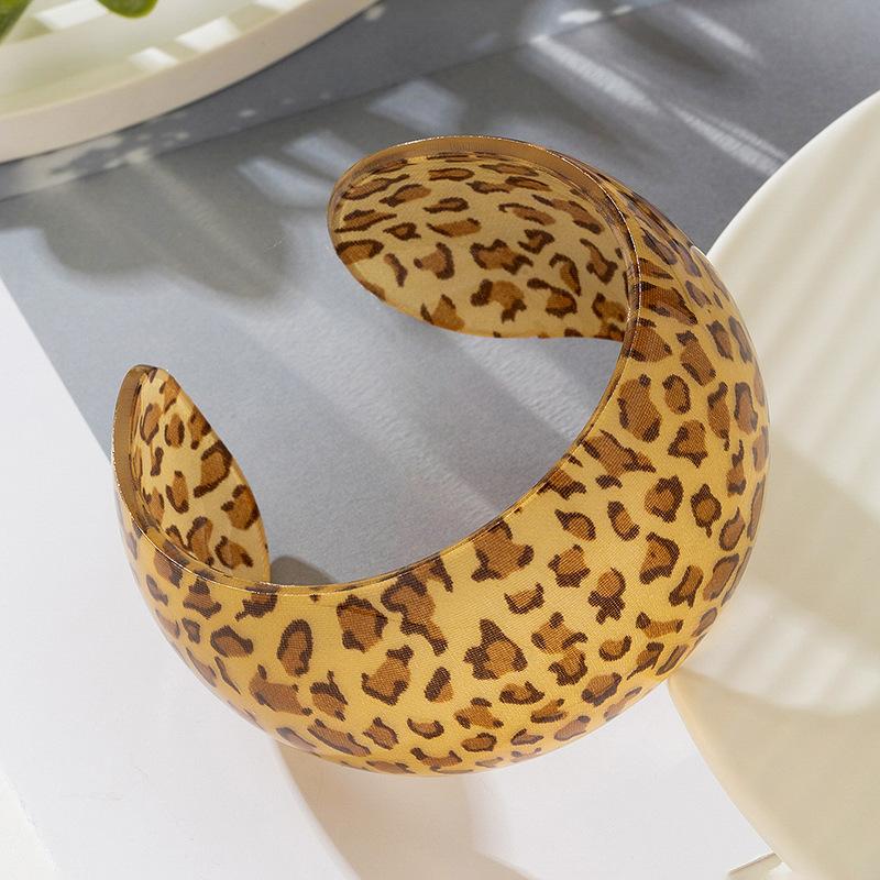 

Exaggerated Personality Leopard Print Black White Stripes Small C-shaped Acrylic Opening Bangles for Women Jewelry Accessories