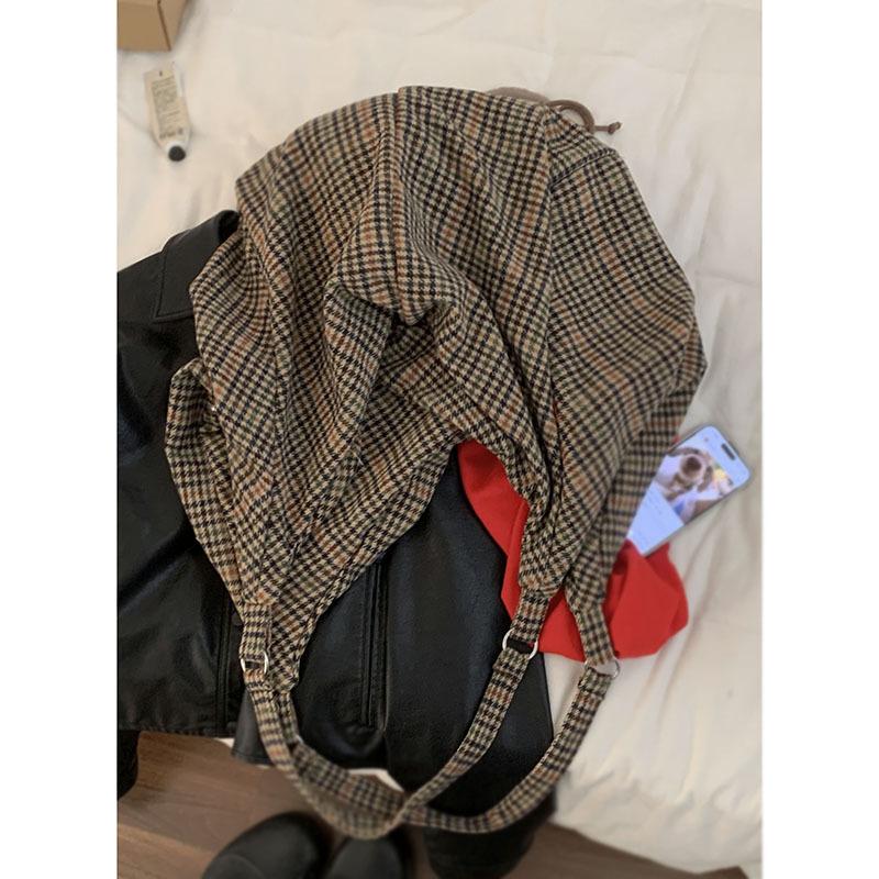 

Autumn and winter woolen plaid large bag women s 2025 new Korean version niche tote bag casual large-capacity backpack коричневый