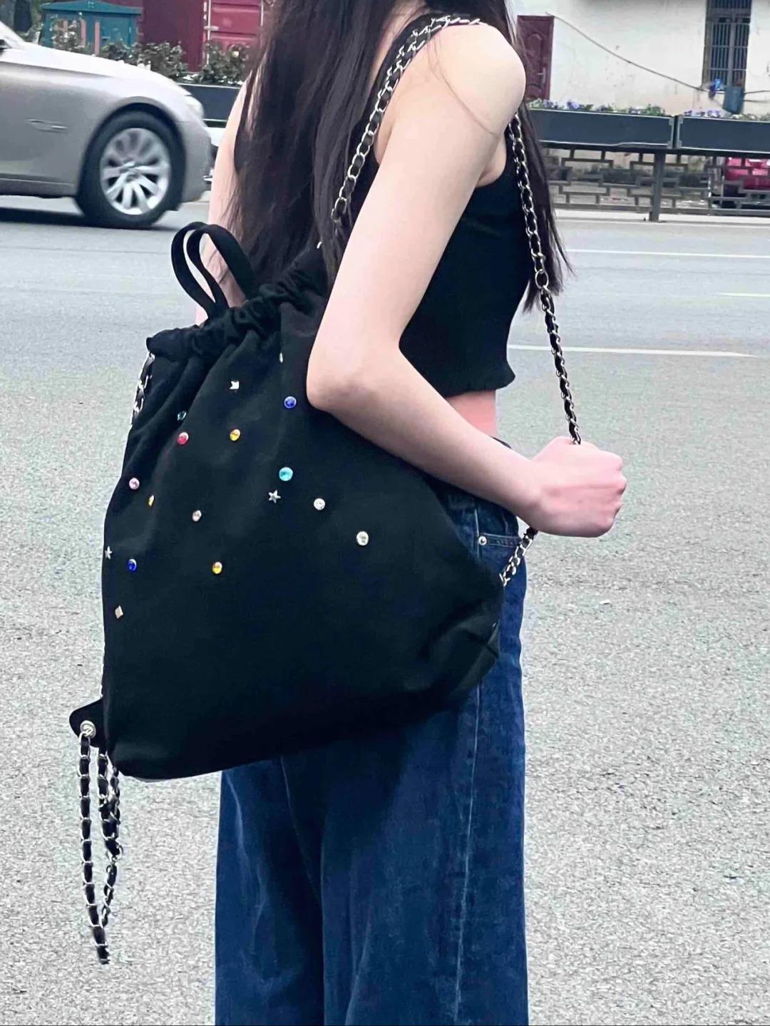 

2024 Кольорова сумка-ланцюжок із дорогоцінним камінням Універсальний матовий флісовий рюкзак зі шнурком для дівчаток Милий маленький рюкзак чорний