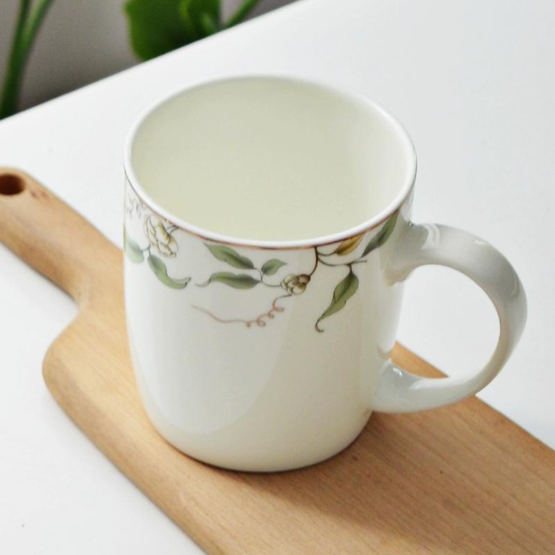 Caneca de Porcelana Fina, Caneca de Café de Porcelana Branca com Alça, Xícara de Café com Padrão Floral e Detalhe Dourado, Segura para Micro-ondas, 1 peça