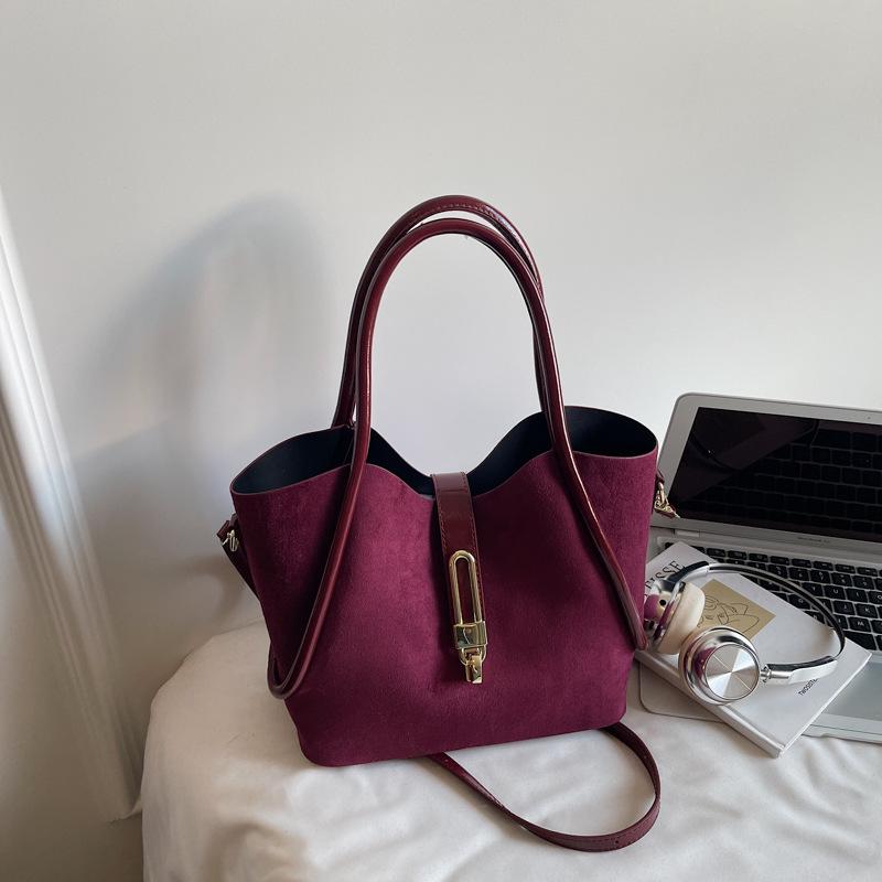 

Large capacity handbag women s 2025 new retro versatile commuter tote bag Korean fashion messenger bag бордовый