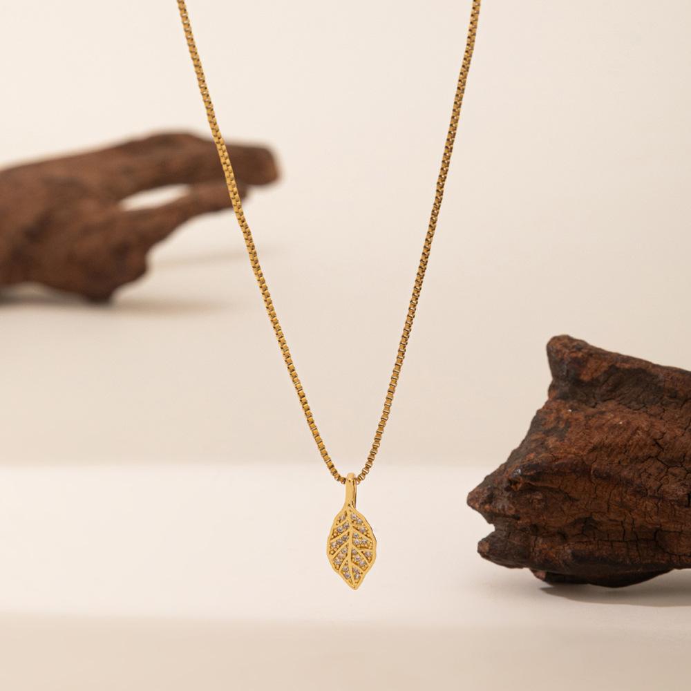 

Золотое высококачественное ожерелье в виде листа, женская идиллическая темпераментная подвеска в виде листа, универсальная цепочка Mori, маленькая, свежая, на ключицу