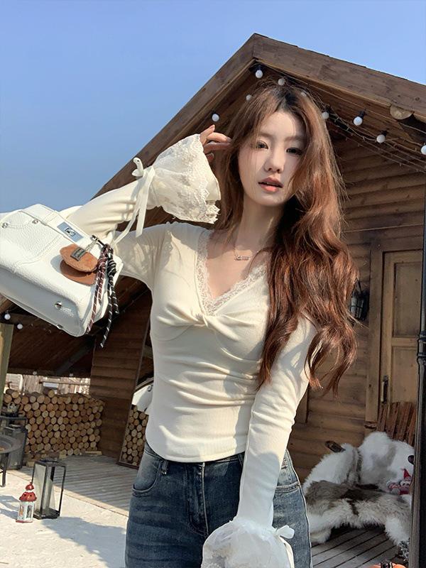 Plus Size Women's Elegant V-neck Lace Patchwork Flared Sleeve Inner T-shirt