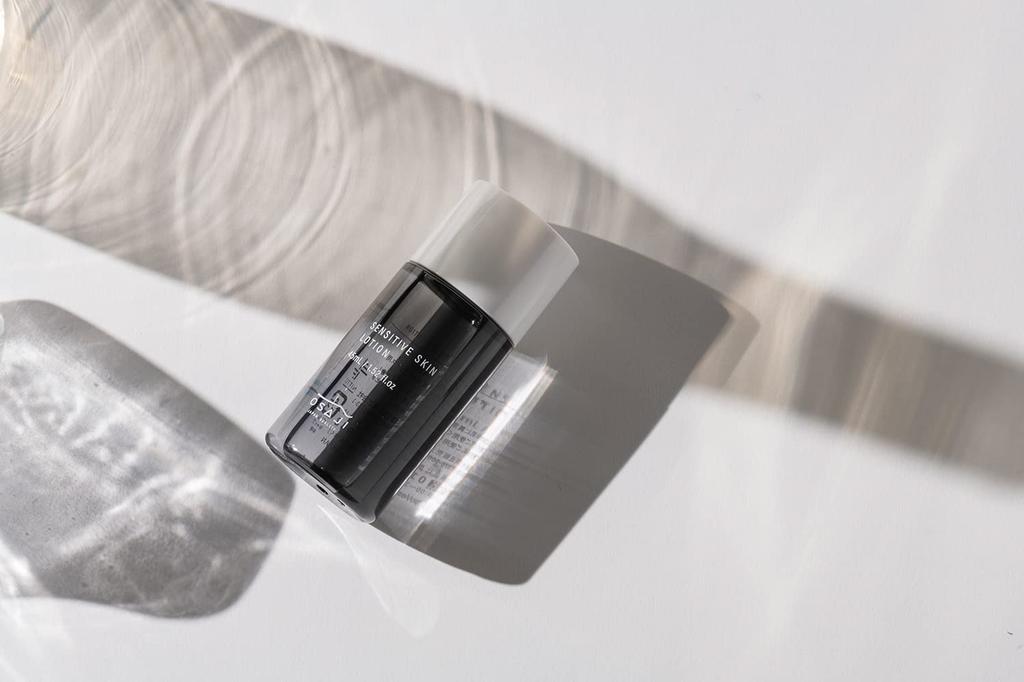 Osaji Sensitive Skin Trial Set je řada péče o pleť navržená k prevenci suchosti a citlivosti, která co nejvíce eliminuje dráždivé složky jako čisticí pleťové mléko.
