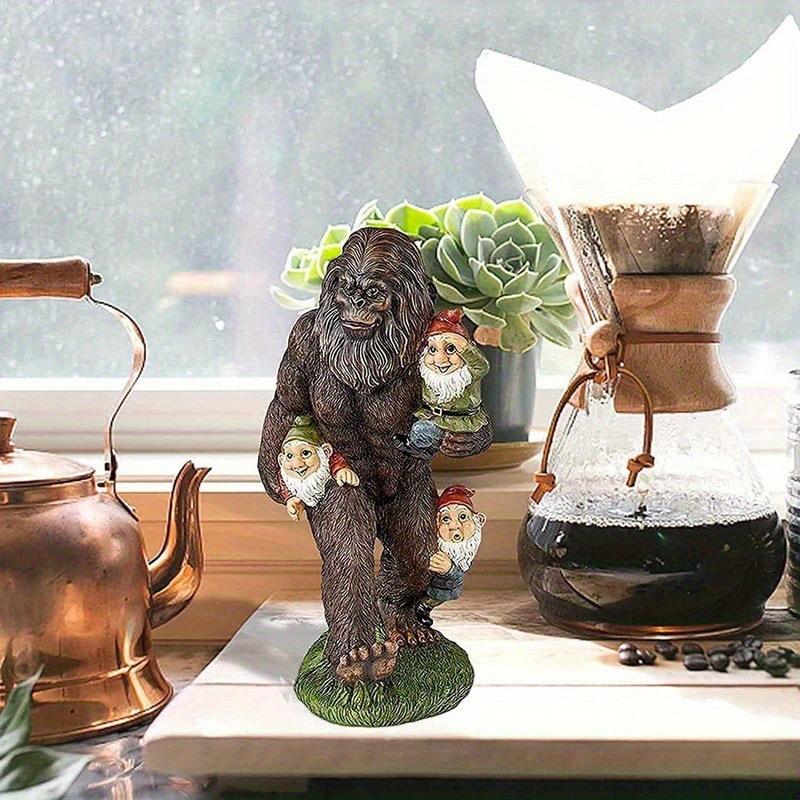 Wildman Holding Dwarf Decorative Resin Handicraft Display, Home Courtyard Design, Cute Wildman Jungle