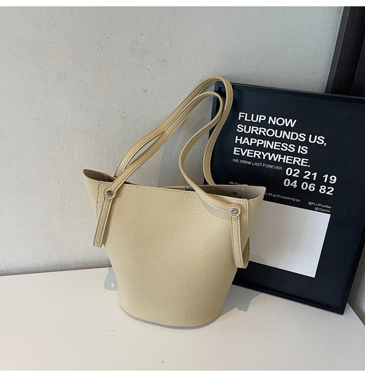 Light luxury bucket bag women's 2025 new spring and summer large-capacity high-grade texture versatile commuter messenger shoulder bag