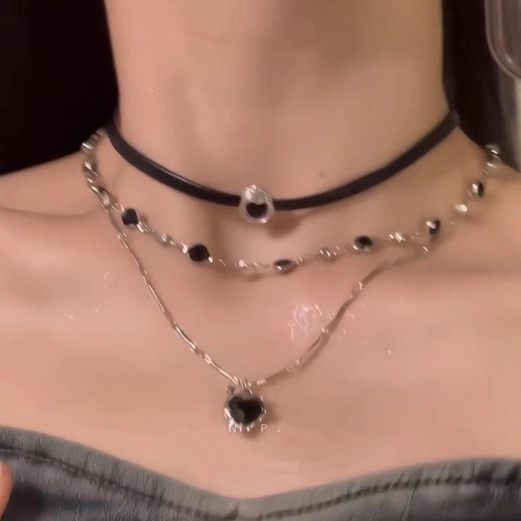 Deep Affection Black Heart Necklace: Versatile, High-End Clavicle Chain with a Sweet and Cool Design