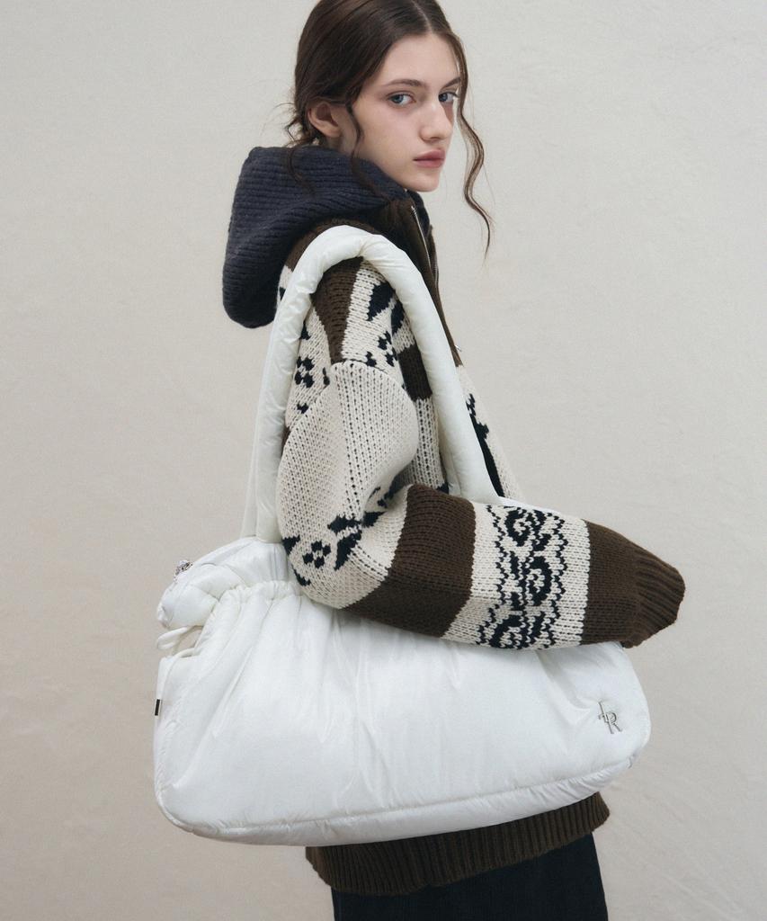 Leathery Cloud Padded Bag [Black]