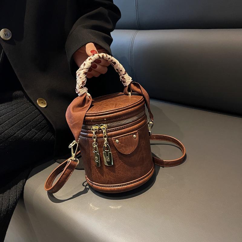 Textured retro bag women's autumn and winter new fashion retro shoulder messenger bag portable bucket bag tide
