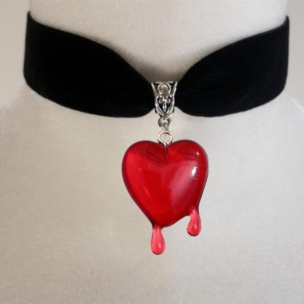 Goth Creative Acrylic Heart-shaped Blood Dripping Pendant Temperament Velvet Necklace for Women Men Halloween Party Jewelry Gift