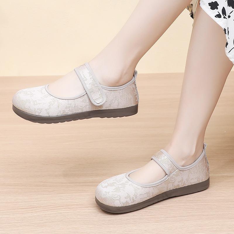 Spring and summer new fashion casual retro embroidered lazy shoes mother shoes breathable non-slip wear-resistant single shoes women