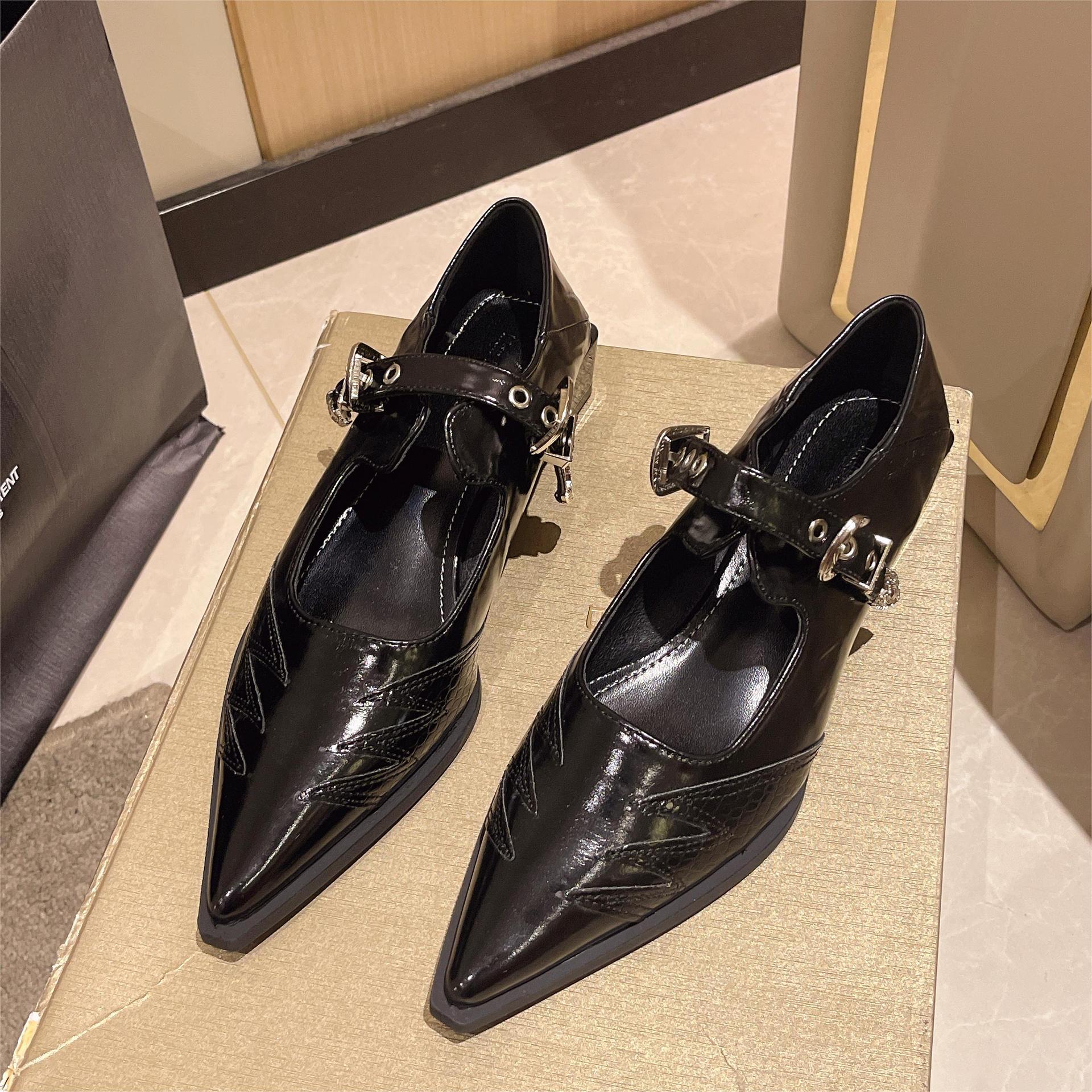 

Модные туфли-лодочки 2024 года, весна, новые туфли Мэри Джейн, заостренные, с пряжкой на ремне, с пряжкой, на низком каблуке, женские кожаные туфли 40 чёрный