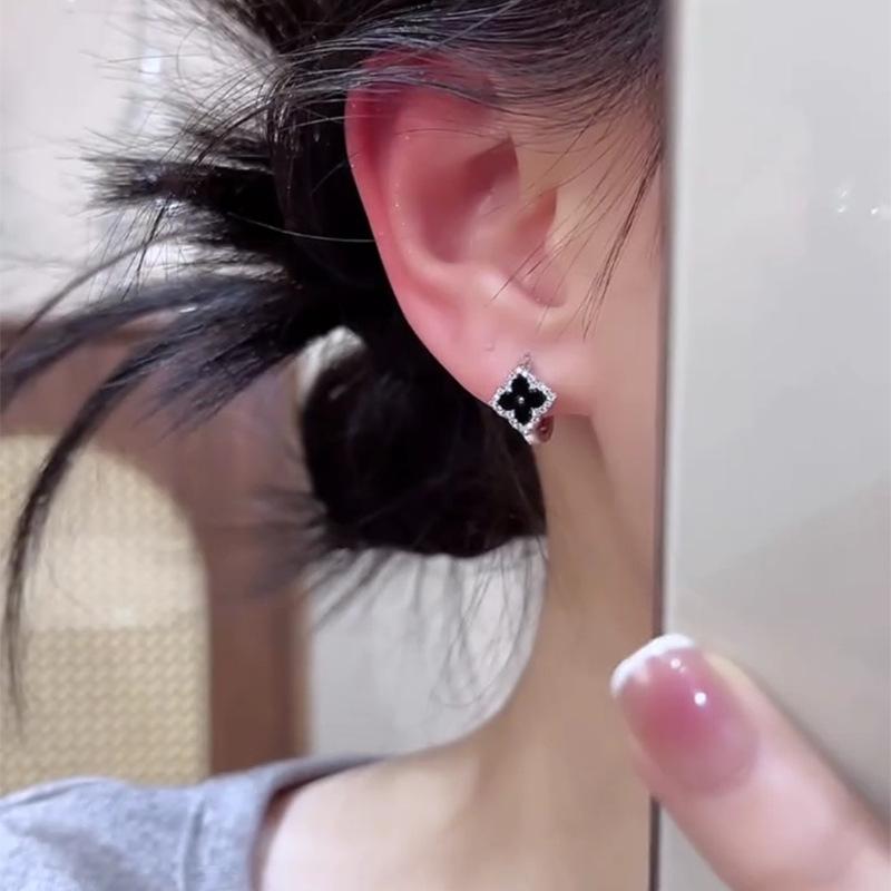 New Black Four-leaf Clover Stud Earrings Elegant and Sophisticated Women's Earring Clips