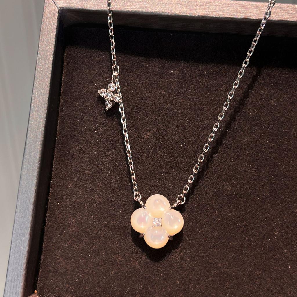 Treating Pool Natural Fritillary Four Leaf Flower Necklace Retro Light Luxury White High-End Flower Clavicle Chain