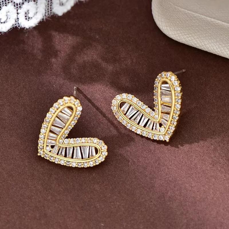 Niche, módní a lehce luxusní evropské a americké měděné náušnice s mikrovkládaným zirkonem s designovým nádechem